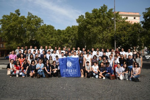 歐洲華商商學(xué)院第三期高級(jí)研修班部分學(xué)員與劉剛教授合影留念。(歐洲華商商學(xué)院供圖)