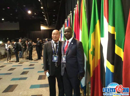 馬雅尼和非盟主席德拉米妮祖馬合影。