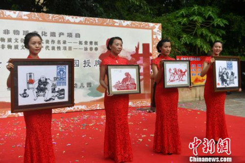 圖為柘榮剪紙展示。　呂明 攝