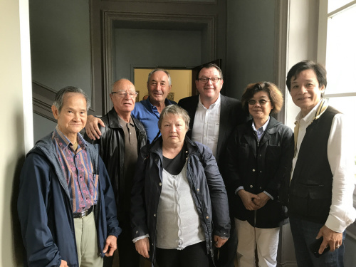 猶太城市長(zhǎng)弗蘭克·勒寶萊克（后排右）、副市長(zhǎng)莫南（后排左）與請(qǐng)?jiān)附謪^(qū)代表合影。（法國(guó)《歐洲時(shí)報(bào)》/黃冠杰 攝）