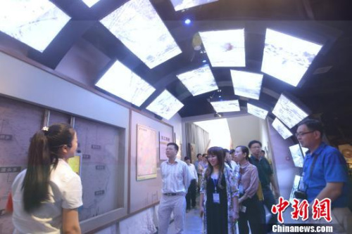 海外華文媒體高層參觀東江移民博物館?！±羁啤z