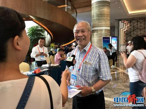 印尼《千島日?qǐng)?bào)》社長(zhǎng)林豪抵達(dá)會(huì)場(chǎng)。林先生生于1933年，是本屆論壇年齡最大的嘉賓。 冉文娟 攝
