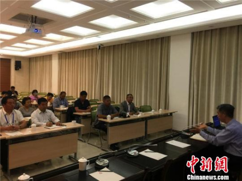 共有來(lái)自五大洲十六個(gè)國(guó)家和地區(qū)的二十家華文媒體高層參加此次培訓(xùn)。 圖為研修班現(xiàn)場(chǎng)?！∈缝o靜　攝