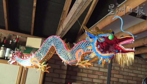 雷發(fā)鑫做的龍形燈籠有“飛龍在天”的氣勢，須耗兩三天才能完成