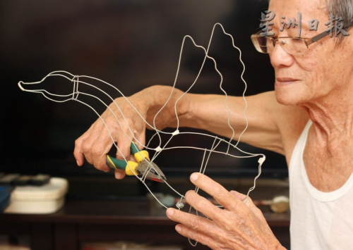 燈籠伯伯12歲起自學(xué)制作傳統(tǒng)燈籠，盼傳授手藝給有緣人，以讓孩子提玻璃紙燈籠過中秋的習(xí)俗代代相傳。(馬來西亞《星洲日報》)