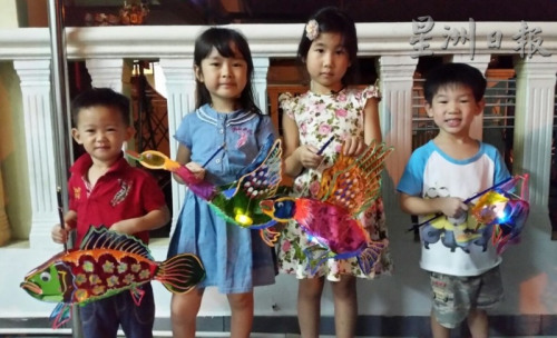 孫兒孫女們提著外公制作的燈籠樂滋滋游街去，讓燈籠伯伯仿佛看見當年女兒們提燈籠炫耀的神氣樣子。