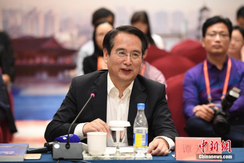 9月10日，第九屆世界華文傳媒論壇——“一帶一路”中的華文媒體分論壇在福州舉行，多位學者及海外華文媒體代表在論壇上分享觀點，提出問題。圖為國務院僑務辦公室副主任譚天星總結發(fā)言。<a target='_blank' >中新社</a>記者 崔楠 攝