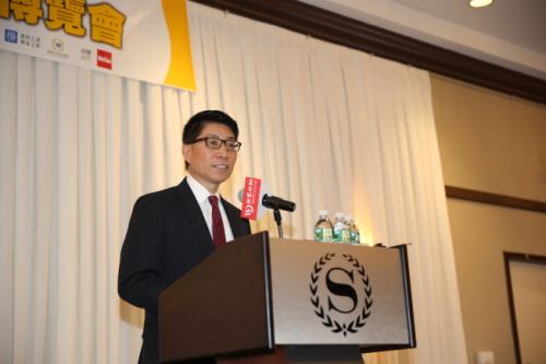 　嚴(yán)利談華裔學(xué)生如何在申請(qǐng)大學(xué)中提高競(jìng)爭(zhēng)力。(美國《世界日?qǐng)?bào)》/洪群超 攝)