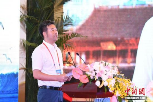 9月11日，第九屆世界華文傳媒論壇繼續(xù)在福州舉行，多位與會(huì)代表在大會(huì)上發(fā)言，分享自己的經(jīng)歷與見解。圖為阿根廷《華人頭條》創(chuàng)始人黃琪旺發(fā)言。<a target='_blank' >中新社</a>記者 崔楠 攝