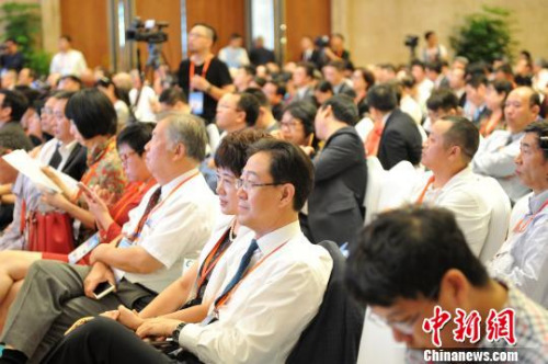 河北省人民政府外事辦公室主任劉曉軍、石家莊市副市長孟祥紅在福州參加第九屆世界華文傳媒論壇。　肖光明 攝