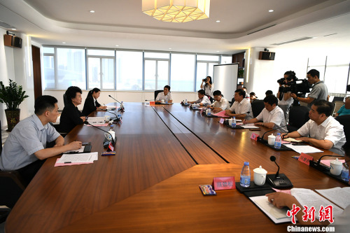 9月10日下午，國(guó)務(wù)院僑務(wù)辦公室主任裘援平赴福建“僑夢(mèng)苑”調(diào)研，考察“僑夢(mèng)苑”建設(shè)情況，走訪了數(shù)字福建（長(zhǎng)樂(lè)）產(chǎn)業(yè)園濱海新城等園區(qū)，并與相關(guān)負(fù)責(zé)人座談。圖為裘援平主任與福建省及福州市相關(guān)負(fù)責(zé)人座談。 <a target='_blank' >中新社</a>記者 王東明 攝