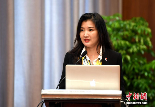 泰國《@曼谷》雜志社社長郭蕊在論壇上演講。當日，第九屆世界華文傳媒論壇——華文媒體與中華文化分論壇在福州舉行。 <a target='_blank' >中新社</a>記者 張斌 攝