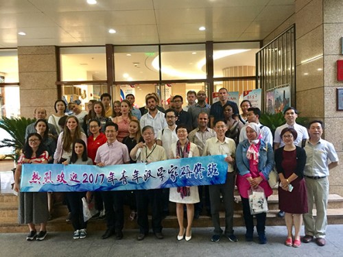 青年漢學(xué)家參觀華陽街道 青年漢學(xué)家參觀華陽街道