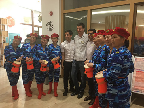 青年漢學(xué)家與華陽街道老年腰鼓隊合影 青年漢學(xué)家與華陽街道老年腰鼓隊合影