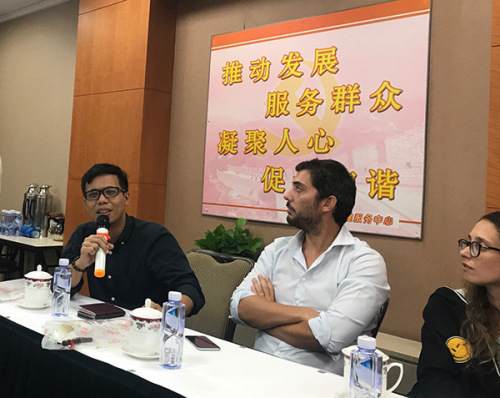 菲律賓學(xué)者菲利普·文森特·阿萊格里在座談會上提問 菲律賓學(xué)者菲利普·文森特·阿萊格里在座談會上提問