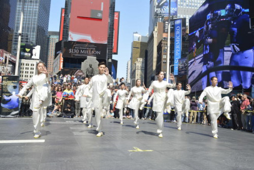 太極表演亮相時報廣場，贏得陣陣掌聲。(美國《世界日報》/俞姝含 攝)