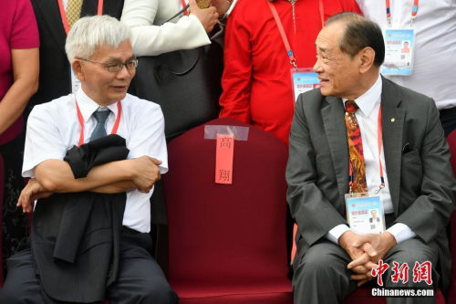 9月10日，臺(tái)灣《旺報(bào)》社長(zhǎng)黃清龍(左)與泰國(guó)《世界日?qǐng)?bào)》社長(zhǎng)黃根和交談。當(dāng)日，第九屆世界華文傳媒論壇在福州舉行。<a target='_blank' >中新社</a>記者 呂明 攝