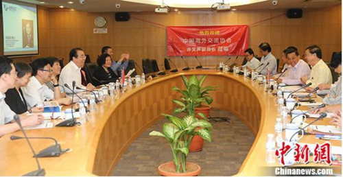 圖為許又聲在與馬華公會“一帶一路”中心負(fù)責(zé)人交流。 <a target='_blank' >中新社</a>記者 張晨翼 攝