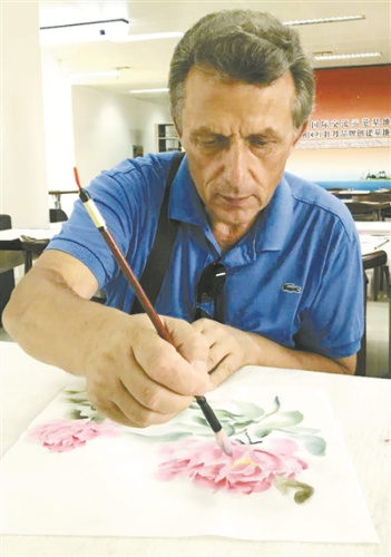 烏克蘭媒體人學(xué)習(xí)國(guó)畫(huà)。（孫佳麗 攝）