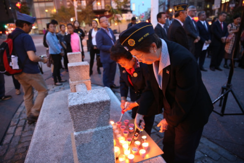 與會(huì)者點(diǎn)亮蠟燭，悼念9•11事件死難者。（美國(guó)《世界日?qǐng)?bào)》/洪群超 攝）