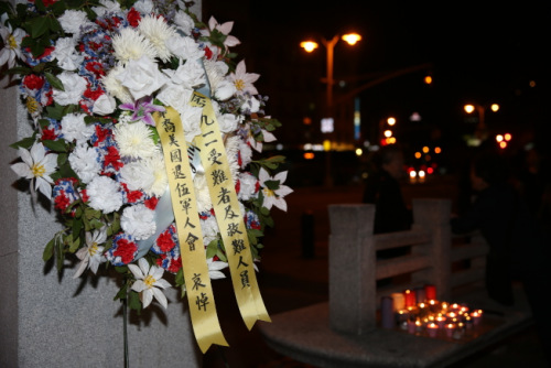 小區(qū)代表出席9•11悼念儀式，并敬獻(xiàn)花圈。（美國(guó)《世界日?qǐng)?bào)》/洪群超 攝）