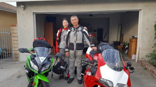 范子毅（右）和女友Disi（左）騎機車去阿拉斯加。（美國《世界日報》）