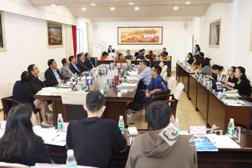 西南林業(yè)大學(xué)會(huì)議現(xiàn)場。(何新聞 攝)