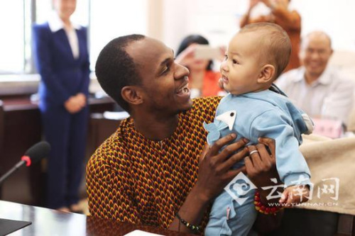 馬里籍博士生薩立夫抱著自己的寶寶。 何新聞 攝