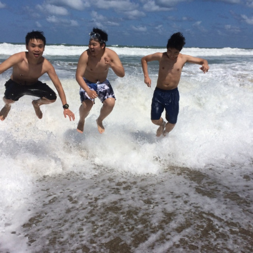 成都小伙Harry隨住家爸媽去佛羅里達游玩。（美國《世界日報》）