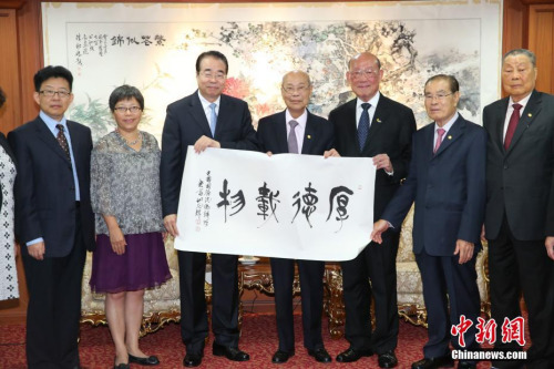 中國國務(wù)院僑務(wù)辦公室黨組書記、副主任許又聲(左三)9月12日率團訪問泰國中華總商會。<a target='_blank' >中新社</a>記者 張晨翼 攝