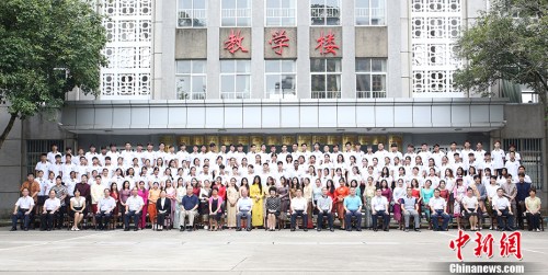 9月11日，中國(guó)國(guó)務(wù)院僑務(wù)辦公室主任裘援平赴國(guó)務(wù)院僑辦華文教育基地——廣西華僑學(xué)校調(diào)研，與東盟華裔留學(xué)生交流。 <a target='_blank' >中新社</a>記者 林浩 攝