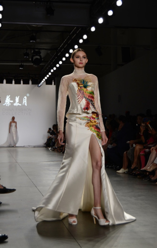 中國風婚紗驚艷紐約時裝周。(美國《世界日報》/俞姝含 攝)