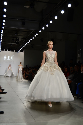 中國風婚紗驚艷紐約時裝周。(美國《世界日報》/俞姝含 攝)