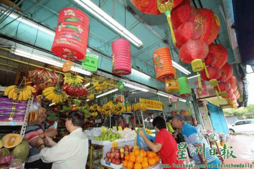 圖為距離中秋節(jié)還有約半個(gè)月，滿滿企業(yè)在店外高掛大型紙燈籠。（馬來西亞《星洲日?qǐng)?bào)》）