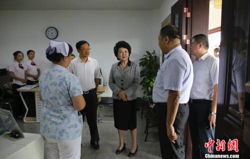 裘援平先后走訪廣西珠江啤酒有限公司、太和自在城健康養(yǎng)老基地、華僑城安置小區(qū)等地，詳細了解武鳴華僑農(nóng)場轉(zhuǎn)體改制以來的產(chǎn)業(yè)發(fā)展和歸僑僑眷生活情況。 <a target='_blank' >中新社</a>記者 翟李強 攝