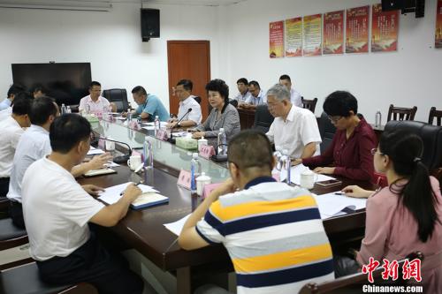 裘援平表示，從武鳴華僑農(nóng)場改革實踐成果看，中國國務(wù)院2007年提出的華僑農(nóng)場綜合改革方針是正確的。 <a target='_blank' >中新社</a>記者 翟李強 攝