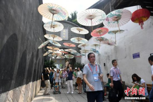 9月12日，出席第九屆世界華文傳媒論壇的嘉賓參訪福州三坊七巷。<a target='_blank' >中新社</a>記者 呂明 攝