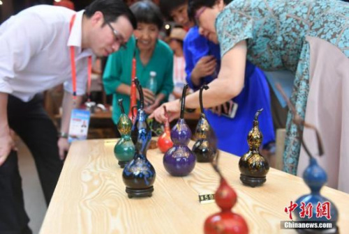 9月12日，福州的脫胎漆器吸引華文媒體代表眼球。當日，出席第九屆世界華文傳媒論壇的嘉賓參訪福州三坊七巷。<a target='_blank' >中新社</a>記者 呂明 攝