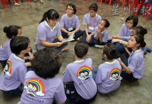 符芳玲帶領(lǐng)學生讀書（馬來西亞《星洲日報》）