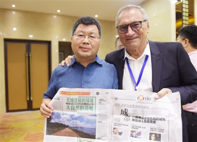 前來參加2017成都首屆國際詩歌周的詩人高興與迪努·弗勒門德合影。張士博 攝