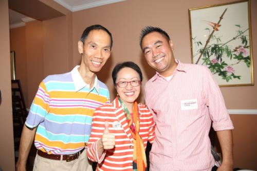 丈夫董學(xué)斌和兒子董詩亮慶祝陳倩雯勝選。（美國《世界日報》/記者洪群超 攝）