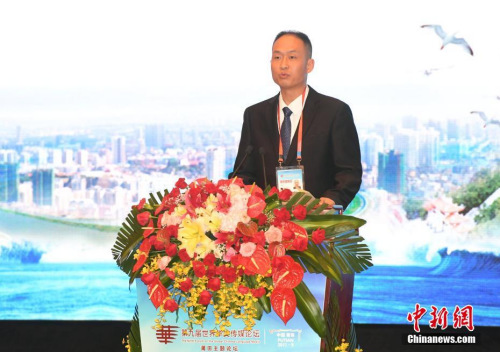 9月13日，南非《華僑新聞報》社長龍吾在論壇上作主旨演講。當(dāng)日，“海上絲綢之路視野下的媽祖與海外華文傳媒”主題論壇，在媽祖故鄉(xiāng)福建莆田市舉行。<a target='_blank' >中新社</a>記者 張斌 攝