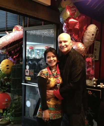 胡燕秋和老公穿上節(jié)日的盛裝一起合影。（美國(guó)《僑報(bào)》）