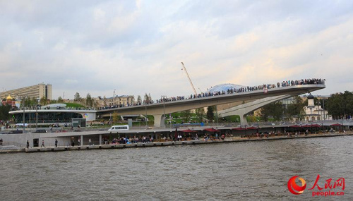 長(zhǎng)達(dá)70米、一次可容納3000余人的“浮橋”成為莫斯科河上一道獨(dú)有的風(fēng)景線(人民網(wǎng)記者 屈海齊 攝)
