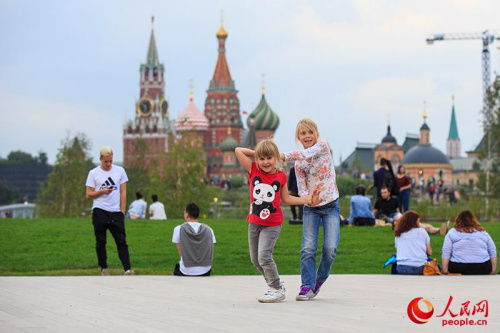 景區(qū)內(nèi)翩翩起舞的女孩(人民網(wǎng)記者 屈海齊 攝)