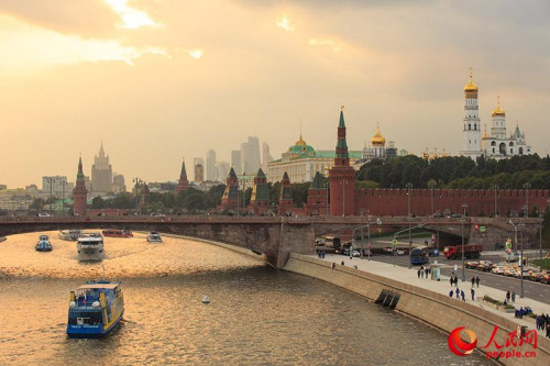 站在“浮橋”上拍攝的莫斯科河(人民網(wǎng)記者 屈海齊 攝)站在“浮橋”上拍攝的莫斯科河(人民網(wǎng)記者 屈海齊 攝)