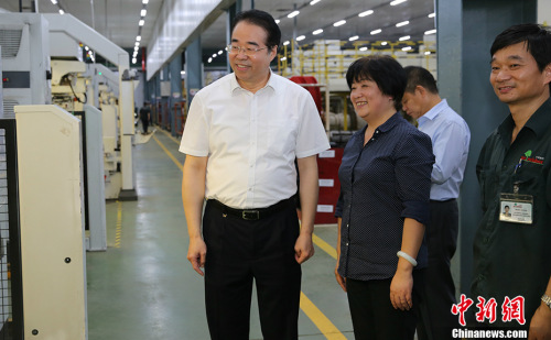 中國國務院僑務辦公室黨組書記、副主任許又聲9月13日率團參訪泰中羅勇工業(yè)園。圖為許又聲參觀中策橡膠（泰國）有限公司的汽車輪胎生產(chǎn)線。 <a target='_blank' >中新社</a>記者 張晨翼 攝