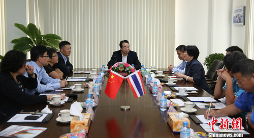 中國國務院僑務辦公室黨組書記、副主任許又聲9月13日率團參訪泰中羅勇工業(yè)園。圖為許又聲同該工業(yè)園負責人及部分入駐企業(yè)負責人座談。 <a target='_blank' >中新社</a>記者 張晨翼 攝