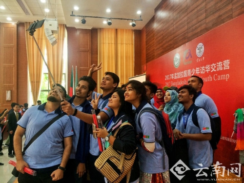 孟加拉學(xué)生合影。