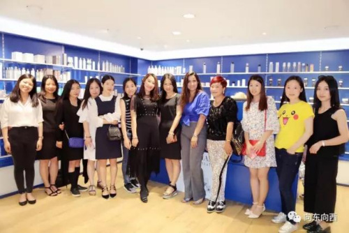 Cindy和她的年輕團隊。(《歐洲時報》中東歐版微信公眾號“向東向西eastwest88”)